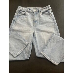 American Eagle Outfitters Women's Size 2 Mom Jeans Light Wash Stretch Jeans